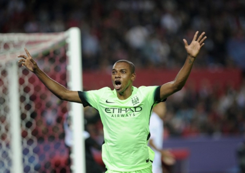 O Manchester City bateu o Sevilla por 3 a 1, com um dos gols de Fernandinho (AFP PHOTO / CRISTINA QUICLER)