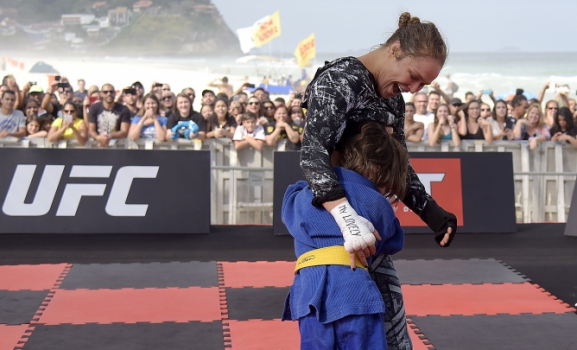 Ronda Rousey recebe o carinho de fã em treino no RIo de Janeiro (FOTO: