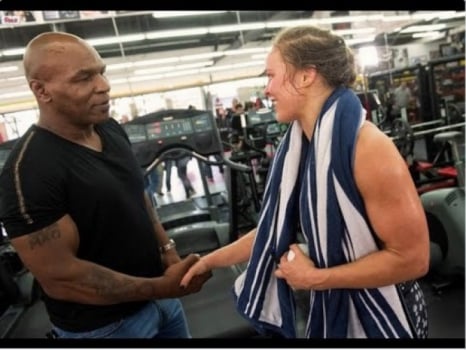 Mike Tyson em encontro com Ronda Rousey nos EUA (FOTO: Reprodução)