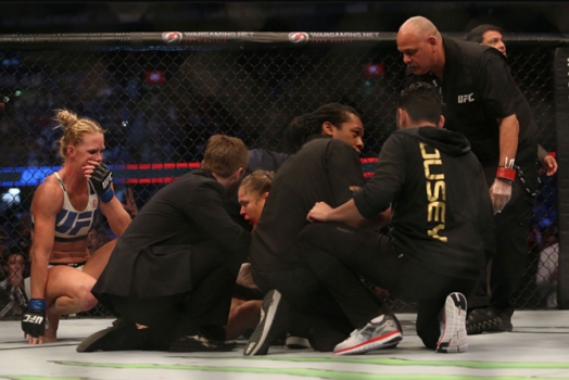 Holly Holm chocou o mundo ao nocautear Ronda Rousey (FOTO: Reprodução)