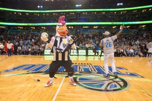 Brasileiros participam de desafios em jogo de NBA