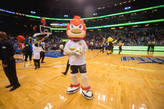 Brasileiros participam de desafios em jogo de NBA