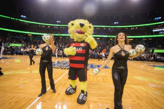Brasileiros participam de desafios em jogo de NBA