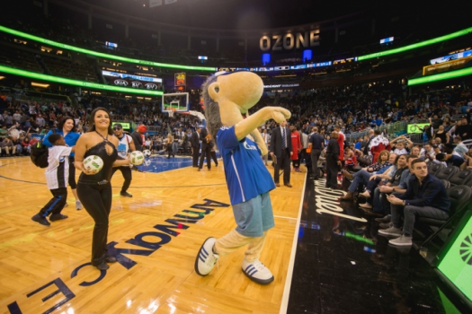 Brasileiros participam de desafios em jogo de NBA