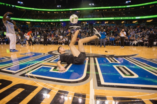 Brasileiros participam de desafios em jogo de NBA
