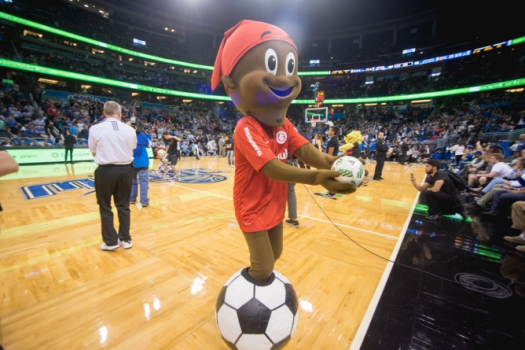 Brasileiros participam de desafios em jogo de NBA