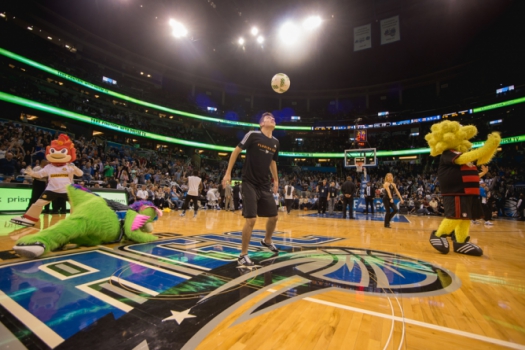 Brasileiros participam de desafios em jogo de NBA