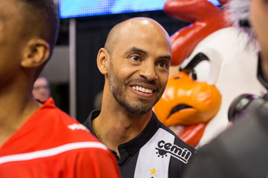 Brasileiros participam de desafios em jogo de NBA