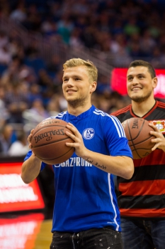Brasileiros participam de desafios em jogo de NBA