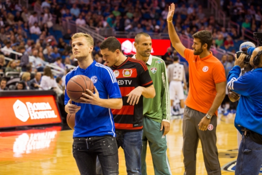 Brasileiros participam de desafios em jogo de NBA