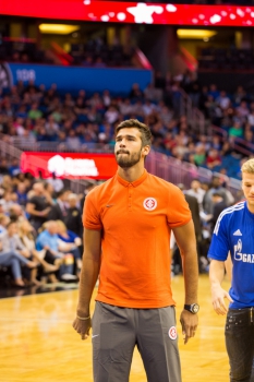 Brasileiros participam de desafios em jogo de NBA
