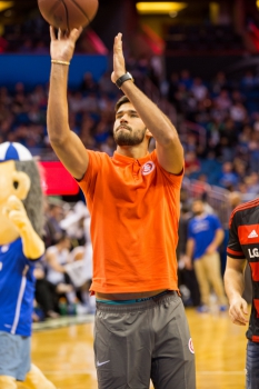 Brasileiros participam de desafios em jogo de NBA