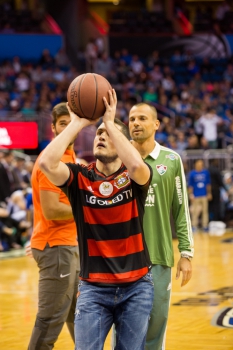 Brasileiros participam de desafios em jogo de NBA