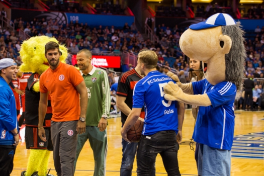 Brasileiros participam de desafios em jogo de NBA