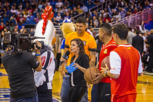 Brasileiros participam de desafios em jogo de NBA