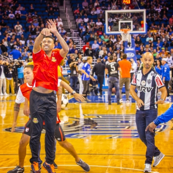 Brasileiros participam de desafios em jogo de NBA