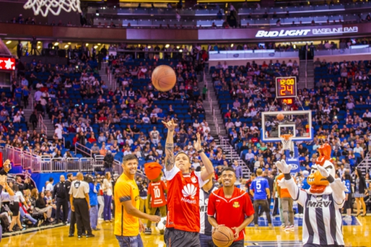 Brasileiros participam de desafios em jogo de NBA