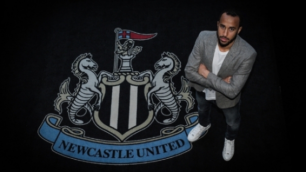 Newcastle assinou por cinco anos com o meia Andros Townsend