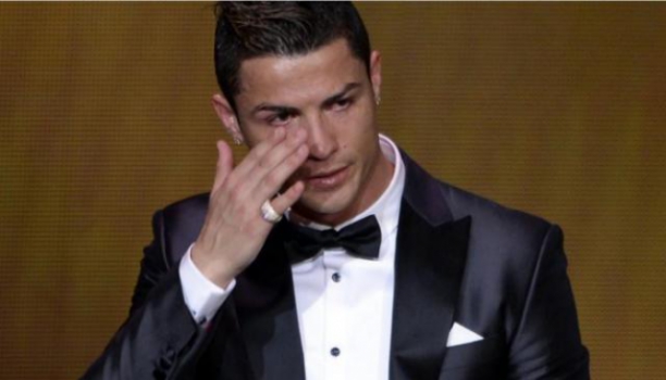 Cristiano Ronaldo chora após receber a Bola de Ouro