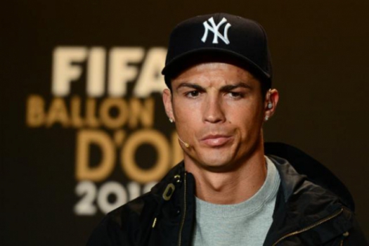 Cristiano Ronaldo faz cara feia durante o Bola de Ouro