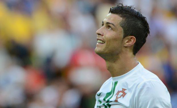 CR7 olha para o telão antes de jogar por Portugal