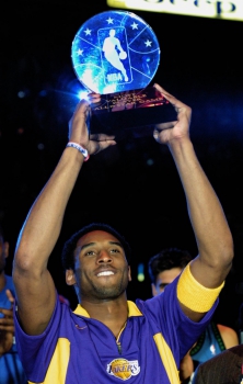 2002 - Bryant recebe seu primeiro troféu de MVP do All-Star Game