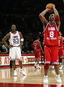2003 - Kobe Bryant arremessa assistido por Michael Jordan