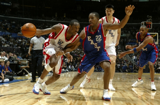 2004 - Kobe Bryant tenta passar por Michael Redd
