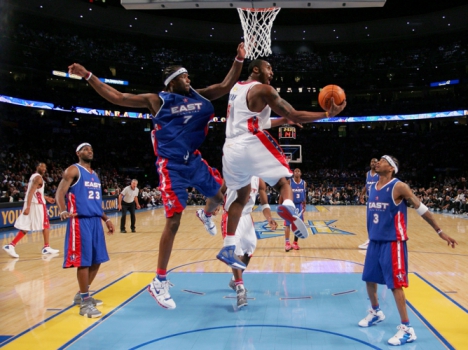 2005 - Kobe Bryant arremessa marcado por Jermaine O'Neal