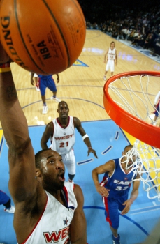 2005 - Com Kevin Garnett ao fundo, Kobe Bryant marca