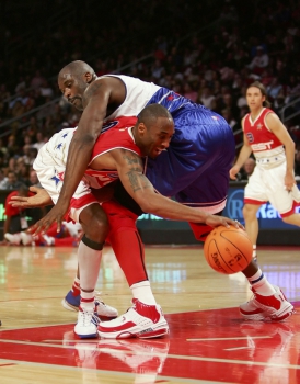2006 - Kobe Bryant tenta passar por Shaquille O'Neal