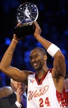 2007 - Kobe Bryant recebe seu segundo troféu de MVP do All-Star Game