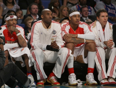 2008 - Time de estrelas no banco: Allen Iverson, Kobe Bryant, Carmelo Anthony e Steve Nash (da esq. para dir.)