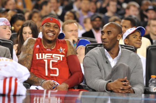 2010 - Lesionado, Bryant não jogou. Na foto, está ao lado de Carmelo Anthony