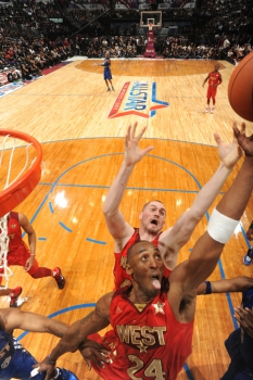 2011 - À lá Michael Jordan, Bryant salta pelo rebote