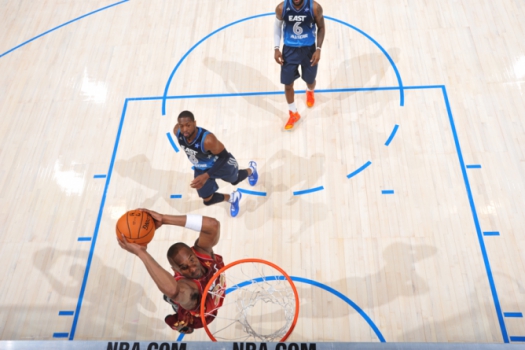 2012 - Bryant enterra diante de Dwyane Wade