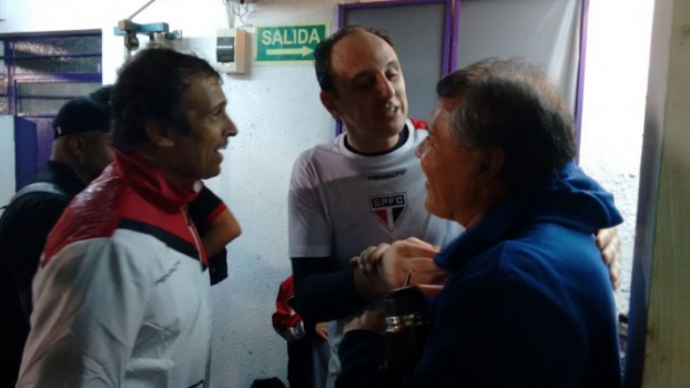 Rogério Ceni e Milton Cruz com Ruben Paz, ex-jogador (Foto: Gabriel Carneiro)