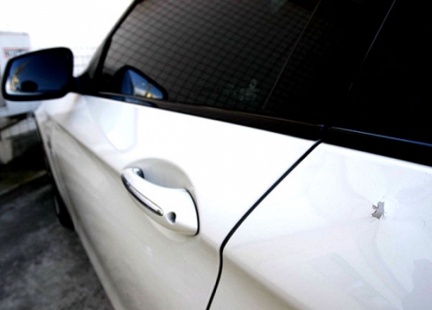 Carro de Adriano no pátio de delegacia no Rio de Janeiro (Foto: Pablo Jacob/Agência O Globo)
