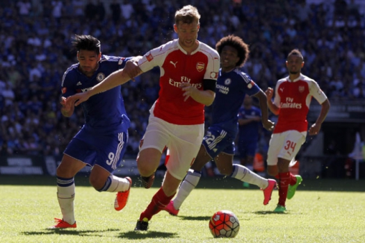 Falcao GarcÃa e Mertesacker - Arsenal x Chelsea - Supercopa da Inglaterra (Foto: Ian Kington / AFP)