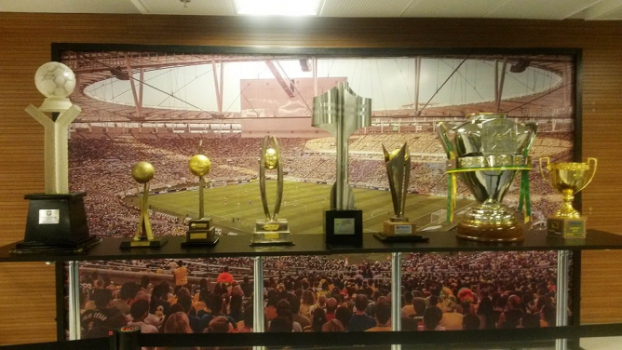 Taças que Léo Moura ajudou a conquistar nos 500 jogos pelo Flamengo em exposição no Maracanã (Foto: David Nascimento)