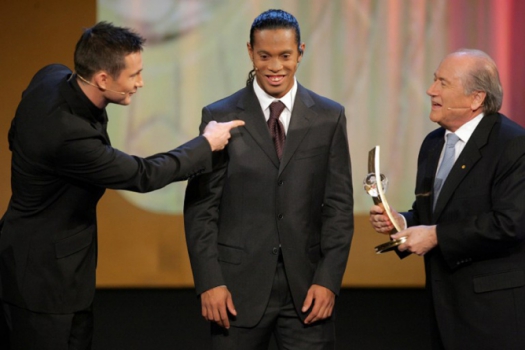 Em 2004 e 2005 não teve para ninguém, o brasileiro Ronaldinho Gaúcho encantou o mundo e ganhou dois troféus da Fifa (Foto: AFP)