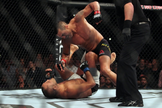 Vitor Belfort nocauteou Dan Henderson no primeiro round (FOTO: Gaspar Nobrega/Inovafoto)