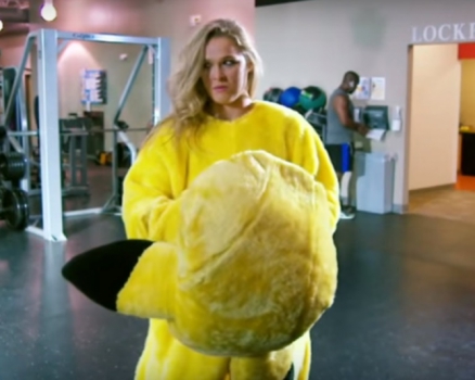 Ronda Rousey se vestiu de Pokemon para comercial. Ela é fã do desenho (FOTO: Reprodução)