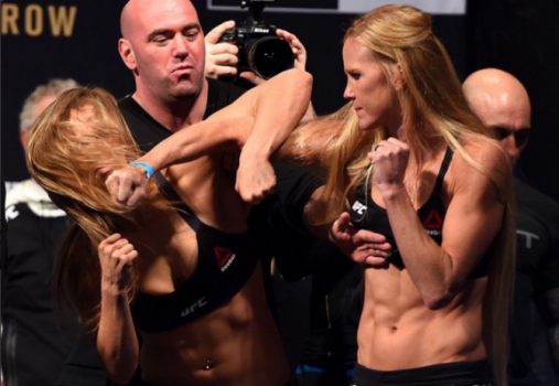Holly Holm tocou no rosto de Ronda Rousey e confusão começou (FOTO: Reprodução)
