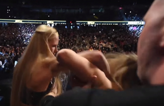 Holly Holm tocou no rosto de Ronda Rousey e confusão começou (FOTO: Reprodução)