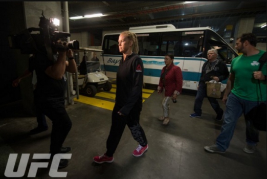Holly Holm chegando no Etihad Stadium (FOTO: Reprodução)
