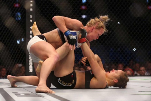 Holly Holm chocou o mundo ao nocautear Ronda Rousey (FOTO: Reprodução)
