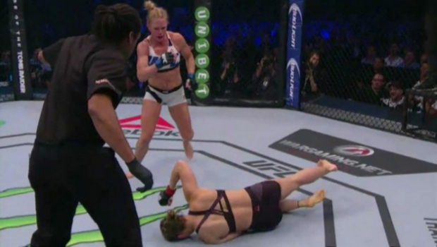 Holly Holm chocou o mundo ao nocautear Ronda Rousey (FOTO: Reprodução)