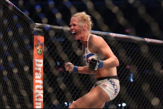 Holly Holm comemora conquista de cinturão (FOTO: Reprodução)
