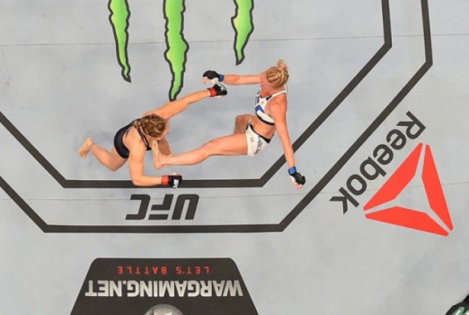 Holly Holm acerta chute alto para nocautear Ronda Rousey (FOTO: Reprodução)